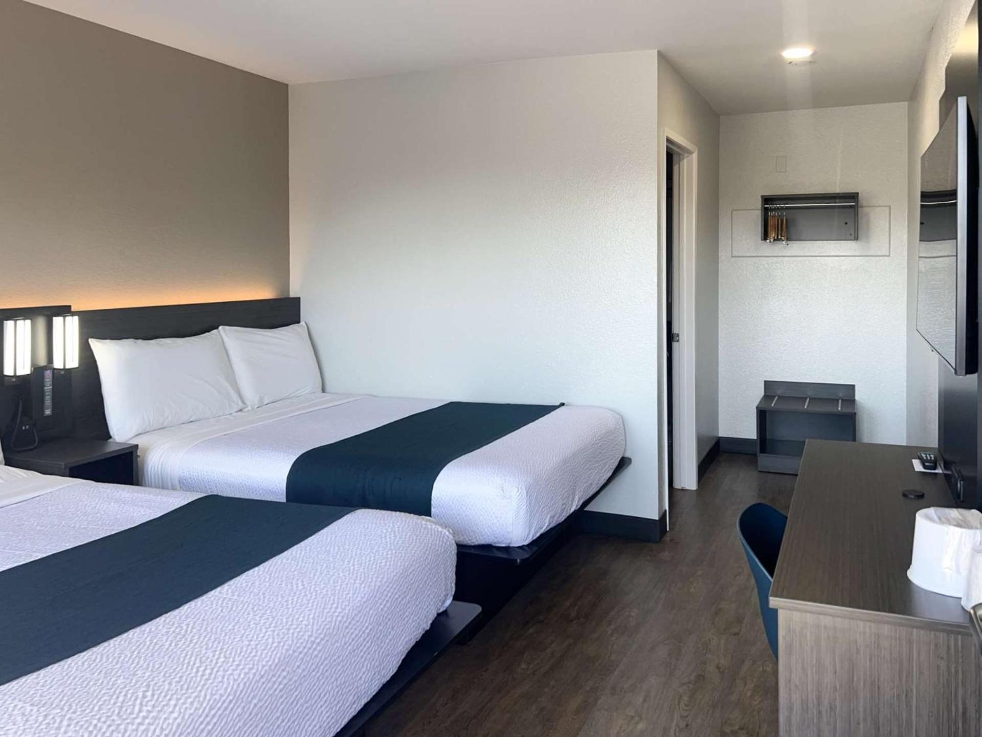 Hotel 6-tulare, Ca 2*