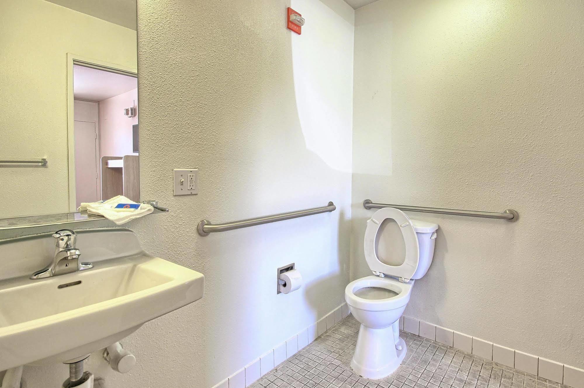 Hotel 6-tulare, Ca 2*
