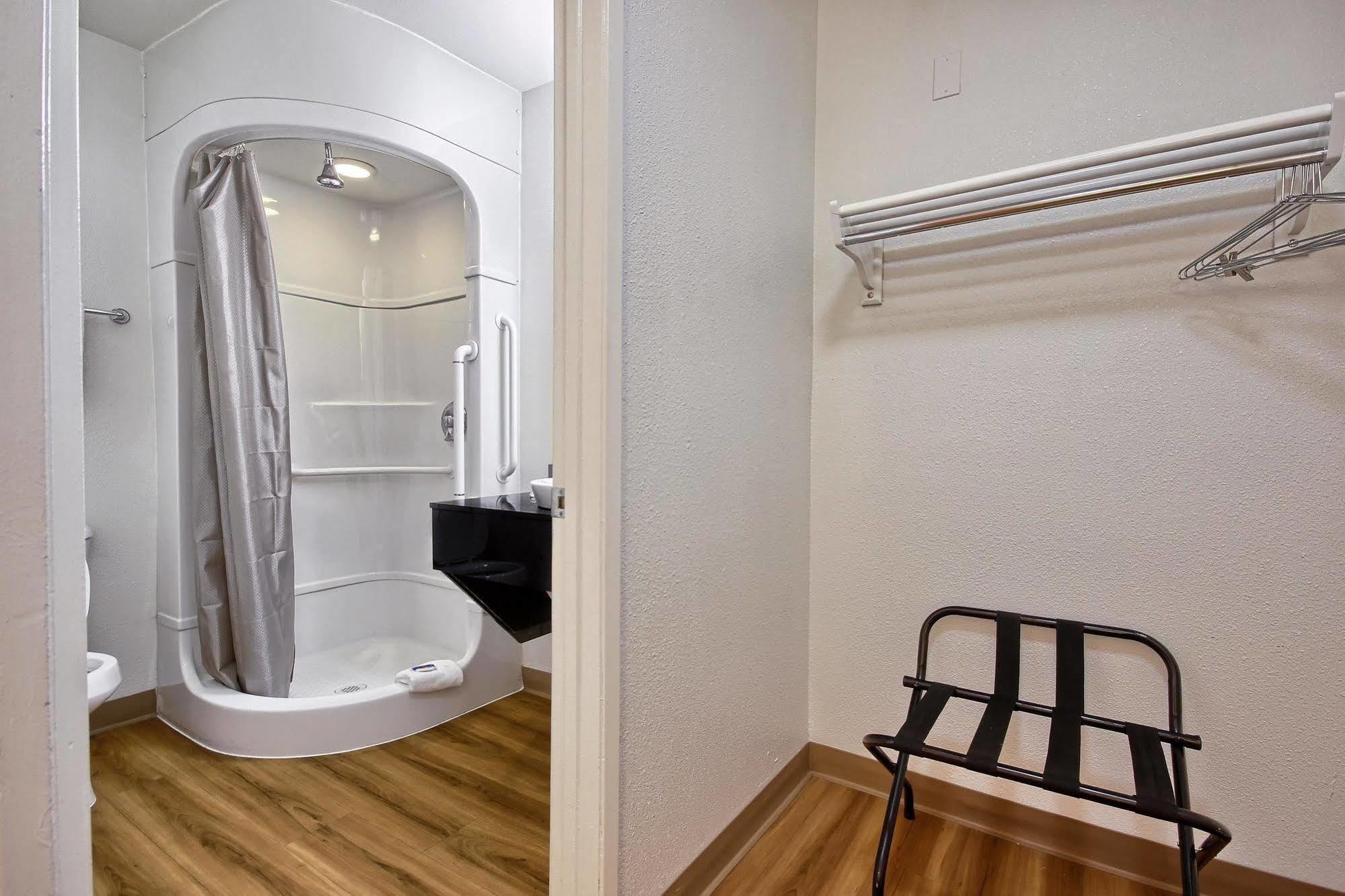 6-tulare, Ca Hotel